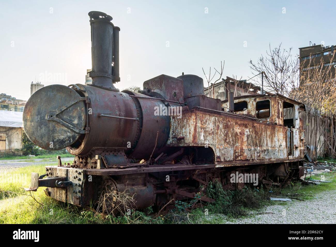 Vecchio treno arrugginito nella vecchia stazione ferroviaria di Beirut abbandonata a Mar Mikhael, Libano Foto Stock