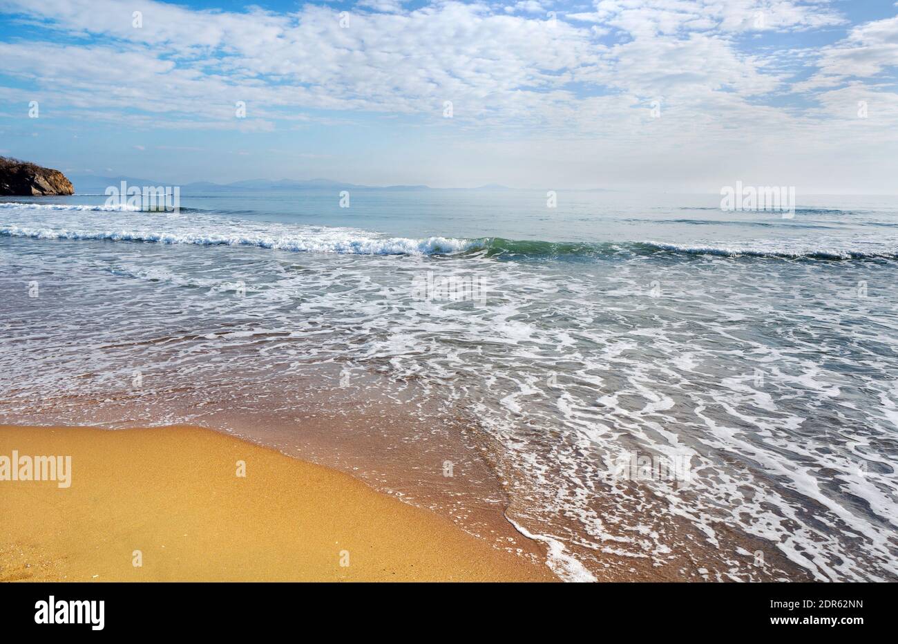 Onde del mare sulla spiaggia di sabbia con luce solare. Costa del mare sabbia bagnata. Composizione naturale. Foto Stock