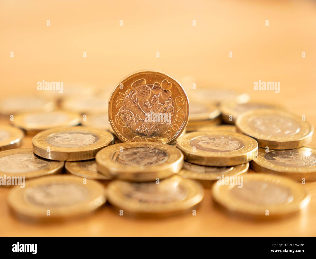 Primo piano di molte monete da 1 sterlina sulla superficie del tavolo, Regno Unito Foto Stock