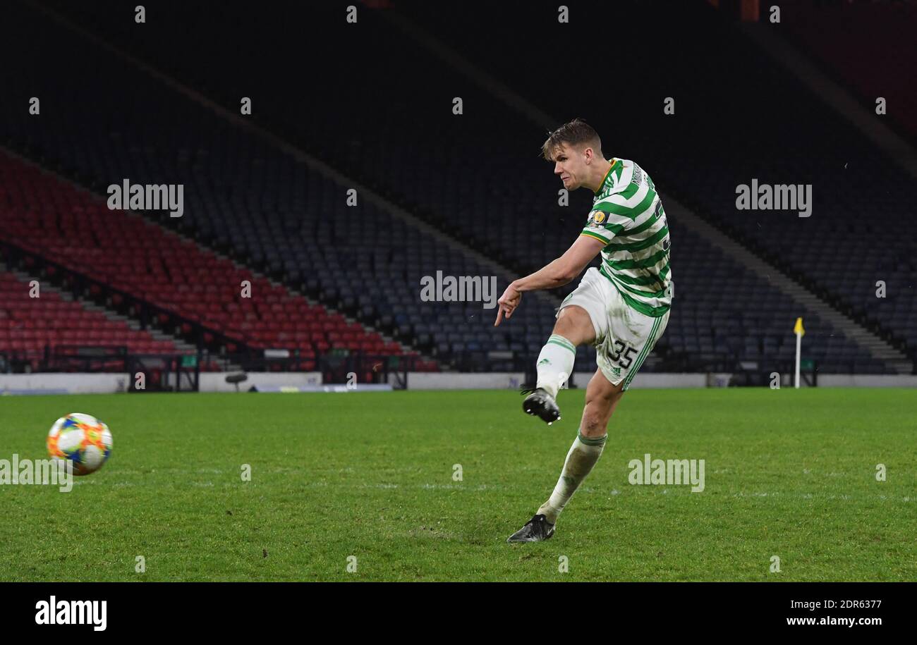 Hampden Park, Glasgow, Scozia, Regno Unito. 20 Dicembre 2020. Celtic Kristoffer Ajer vince il credito di penalità: eric mcowat/Alamy Live News Foto Stock