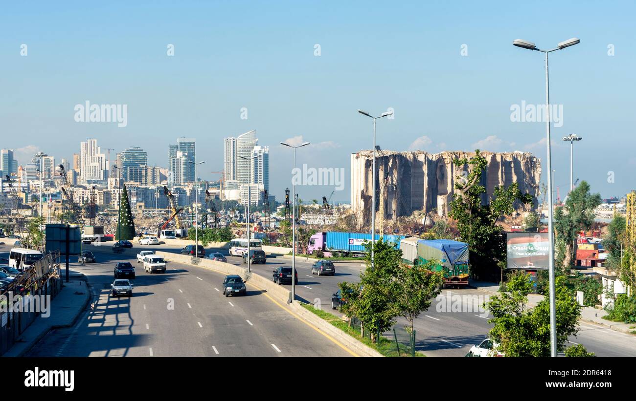 Strada accanto al porto di Beirut con sili di grano distrutti, Beirut, Libano Foto Stock