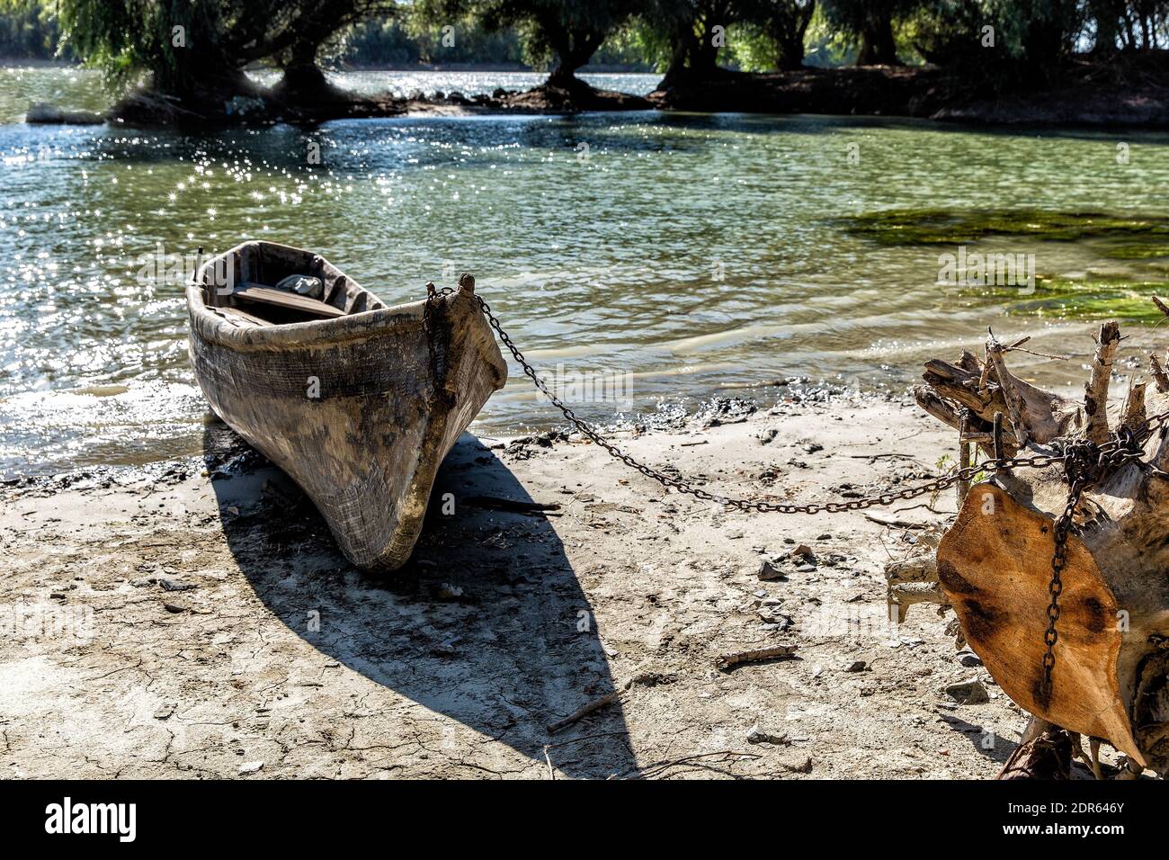 Barca ormeggiata sulla riva del Danubio. Delta in Romania. Foto Stock