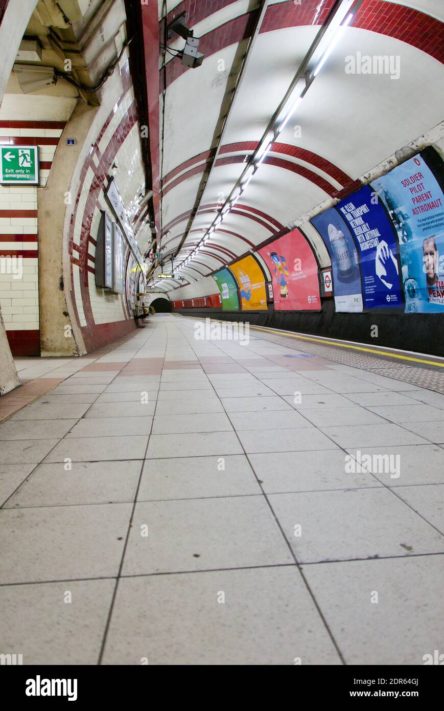 Il primo giorno di Tier 4 covid19 restrizioni. Il governo ordina alle persone di rimanere a casa. La piattaforma della stazione della metropolitana di Hampstead è vuota senza passeggeri. Londra. Foto Stock