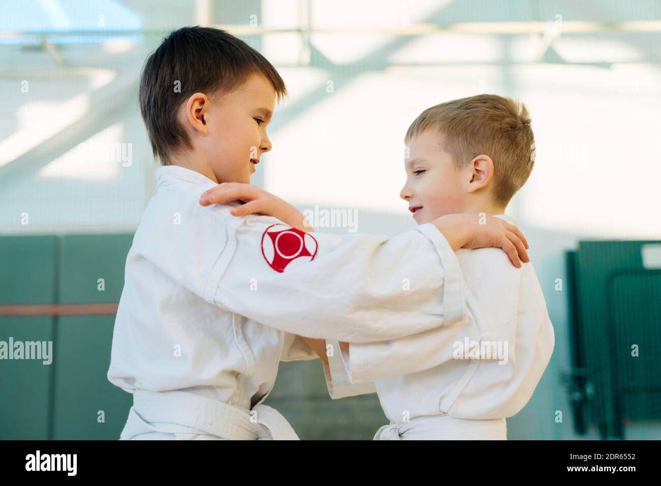 05.12.2020 Russia Novomoskovsk FOK Shachter Kids formazione su karate-do. Banner con spazio per il testo. Per pagine Web o stampa pubblicitaria. Foto Stock