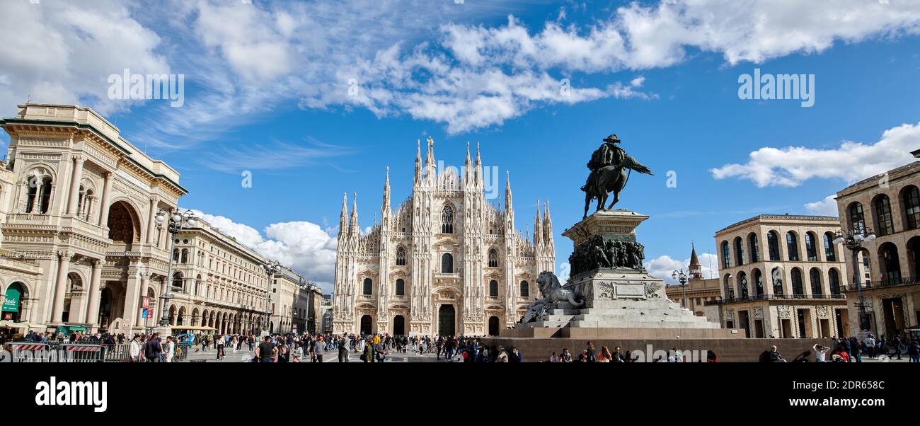 Milano, Lombardia, Italia - 04.10.2020 - Piazza del Duomo in una soleggiata giornata autunnale. Panorama skyline della città. Foto Stock