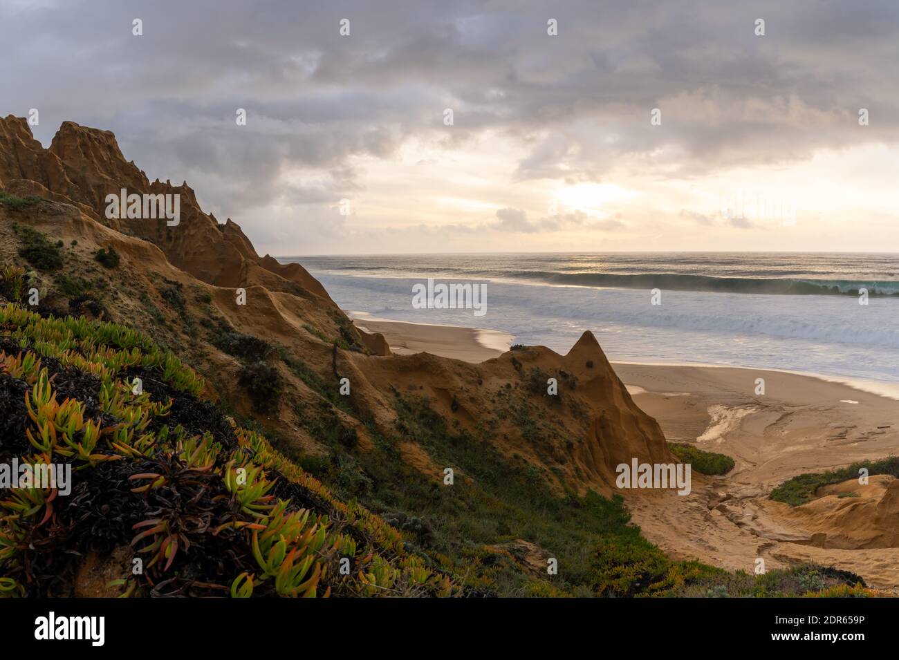 Molte bizzarre dune di sabbia erose sull'Oceano Atlantico con onde che si infrangono al tramonto Foto Stock