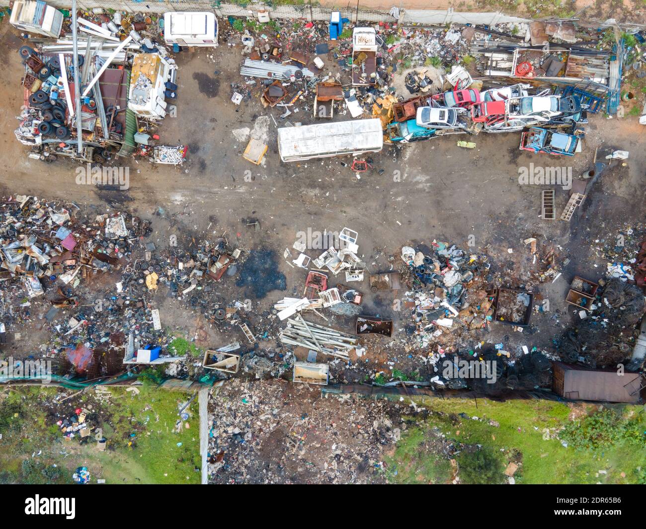 Vista del drone del cortile della spazzatura visto da un'angolazione elevata Foto Stock