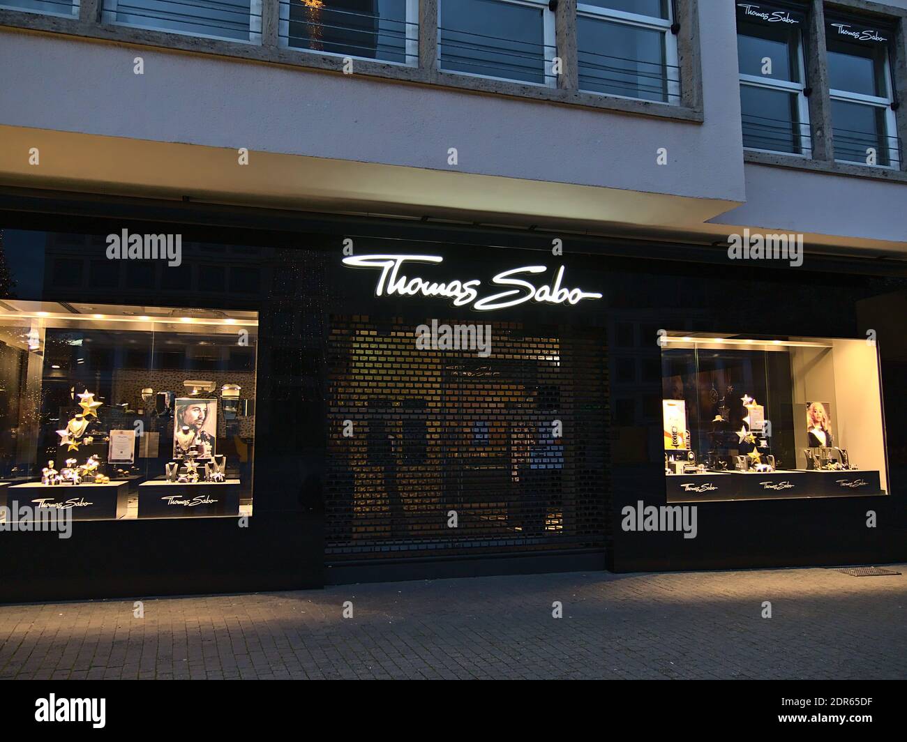 Vista frontale del negozio chiuso di gioielli tedeschi e produttore di orologi Thomas Sabo durante il periodo di chiusura Covid-19 in serata nella stagione natalizia. Foto Stock