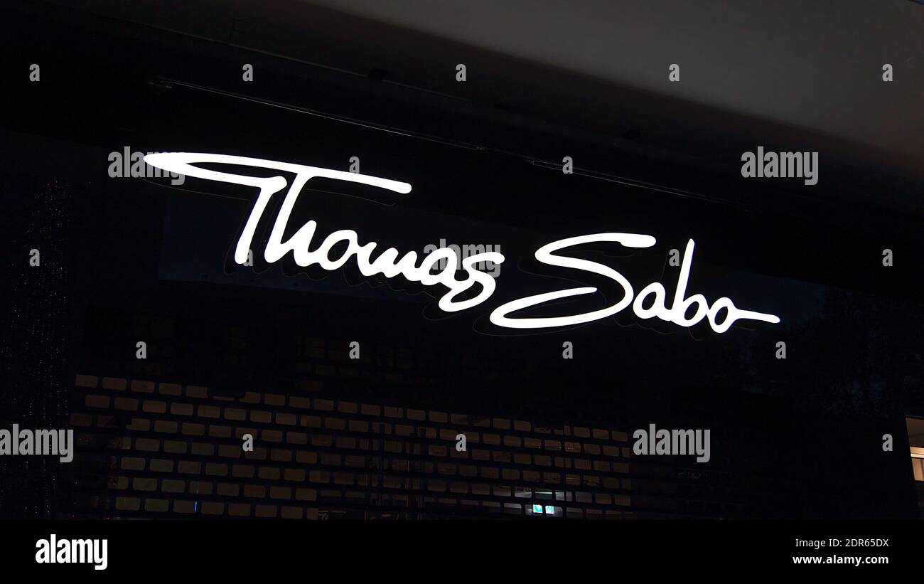 Logo aziendale illuminato sopra il negozio chiuso di gioielli tedeschi e produttore di orologi Thomas Sabo al mercato durante il periodo di chiusura Covid-19. Foto Stock