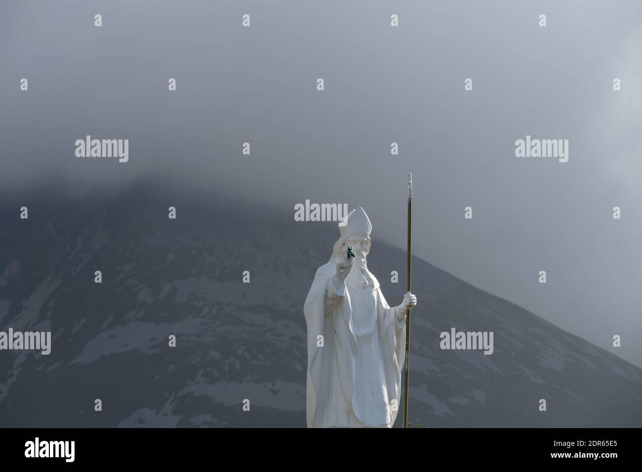 Croagh Patrick, soprannominato il Reek nella contea di Mayo dopo Mweelrea e Nephin, Irlanda Foto Stock