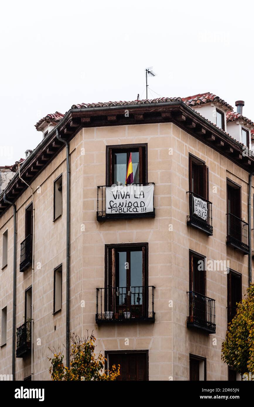 Madrid, Spagna - 14 novembre 2020: Balcone con banner in difesa della salute pubblica nel distretto di Malasana a Madrid. Malasana è uno dei nei più trendy Foto Stock