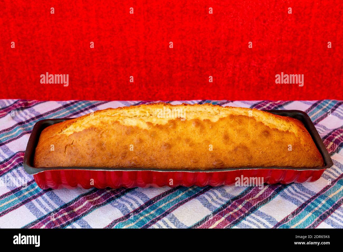 Carota appena sfornata, torta al limone in piedi in una muffa per torte Foto Stock