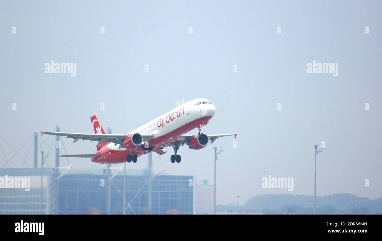 MONACO di BAVIERA, GERMANIA - 11 OTTOBRE 2015: Aereo passeggeri di Air Berlin low-cost che tocca la pista all'aeroporto internazionale MUC di Monaco Foto Stock