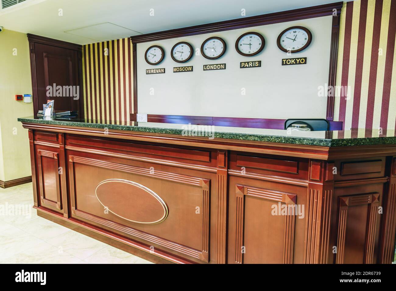 Reception dell'hotel di lusso con orologi che mostrano l'ora di diversi paesi Foto Stock