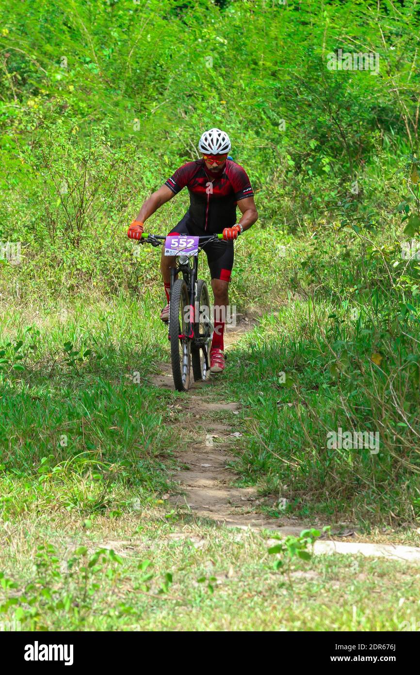 Paudalho, Brasile. 20 dicembre 2020. E 'accaduto questa Domenica (20), il VII Desgarrado MTC XCM, un evento ciclistico che si svolge su un sentiero attraverso la foresta, che inizia a Hotel Meteora, che si trova al KM 17 di Aldeia, a Paudalho, PE. Credit: Marcelino Luis/FotoArena/Alamy Live News Foto Stock