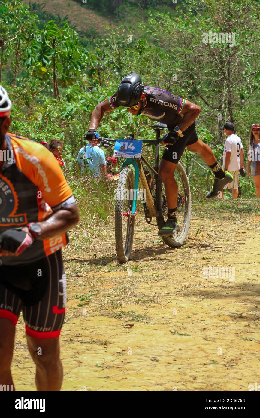 Paudalho, Brasile. 20 dicembre 2020. E 'accaduto questa Domenica (20), il VII Desgarrado MTC XCM, un evento ciclistico che si svolge su un sentiero attraverso la foresta, che inizia a Hotel Meteora, che si trova al KM 17 di Aldeia, a Paudalho, PE. Credit: Marcelino Luis/FotoArena/Alamy Live News Foto Stock