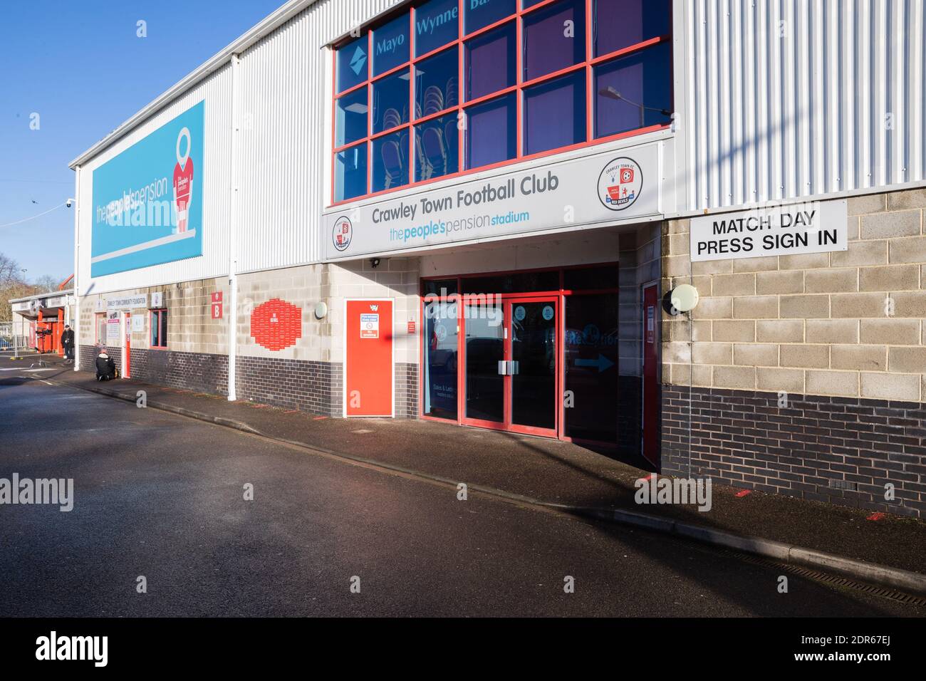 Vista generale dell'esterno del People's Pension Stadium dove si prevede che oltre 300 sostenitori arriveranno presto Davanti al Brighton & Hove Albion FC Women vs Lettura del gioco delle donne FC con il calcio d'inizio alle 14:30 Foto Stock Vista generale dell'esterno del People's Pension Stadium dove si prevede che oltre 300 sostenitori arriveranno presto Davanti al Brighton & Hove Albion FC Women vs Lettura del gioco delle donne FC con il calcio d'inizio alle 14:30 Foto Stock