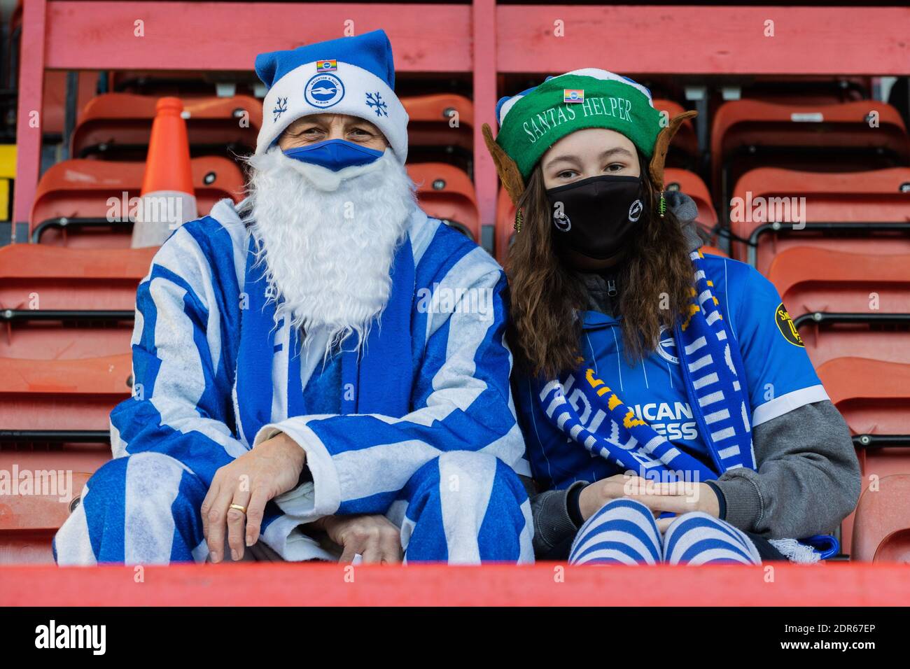 Brighton & Hove Albion FC Donne papà & figlia sostenitori Nello spirito di Natale in piedi davanti al gioco Foto Stock Brighton & Hove Albion FC Donne papà & figlia sostenitori Nello spirito di Natale in piedi davanti al gioco Foto Stock