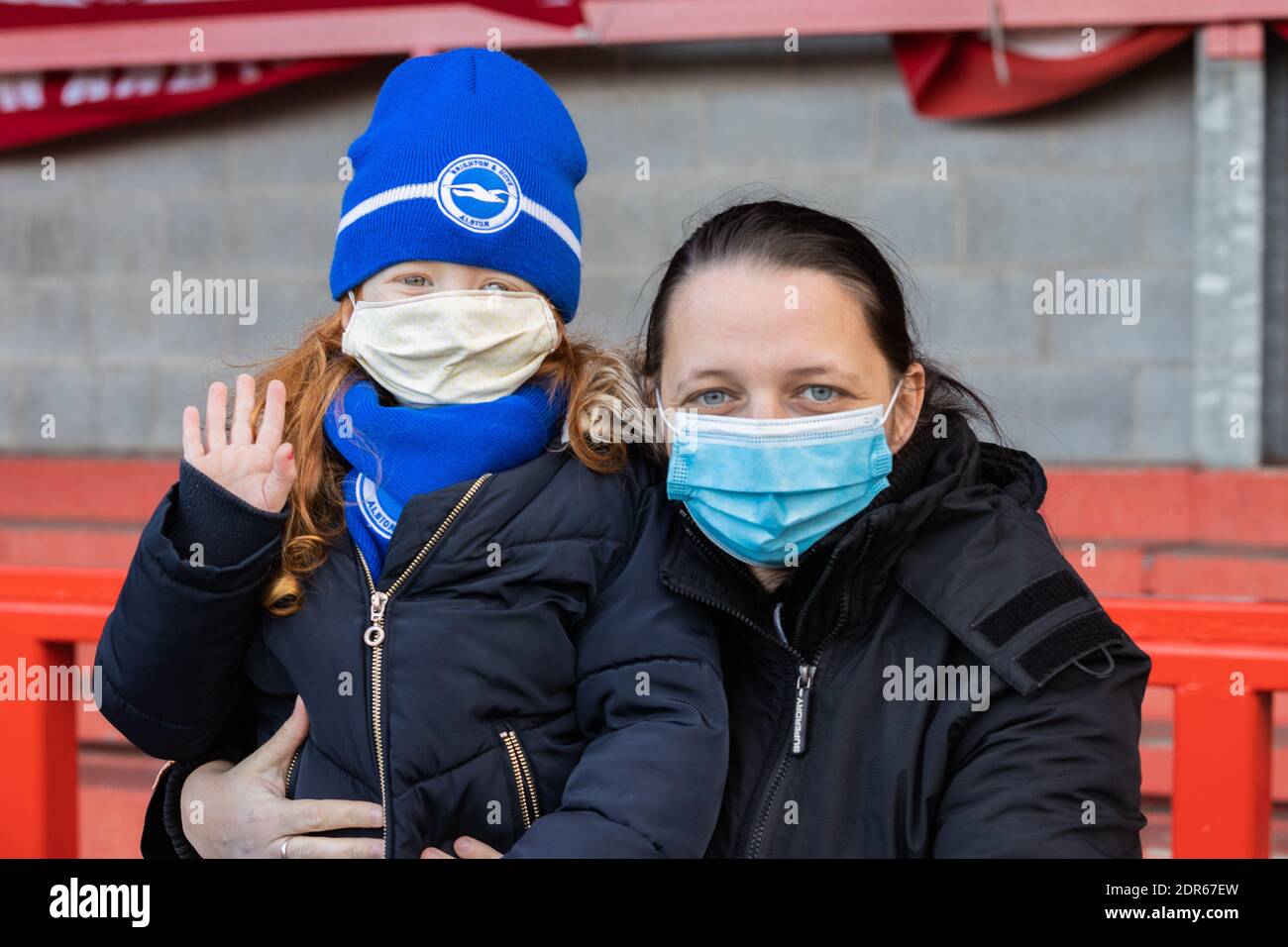 I sostenitori della Brighton & Hove Albion FC Women arrivano davanti il gioco Foto Stock I sostenitori della Brighton & Hove Albion FC Women arrivano davanti il gioco Foto Stock