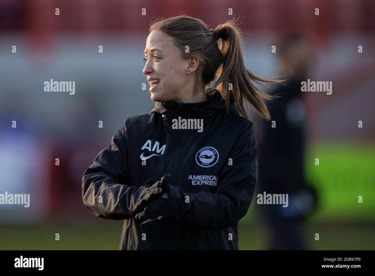 Amy Merricks, Assistant Manager del Brighton & Hove Albion FC durante il riscaldamento pre-partita Foto Stock Amy Merricks, Assistant Manager del Brighton & Hove Albion FC durante il riscaldamento pre-partita Foto Stock