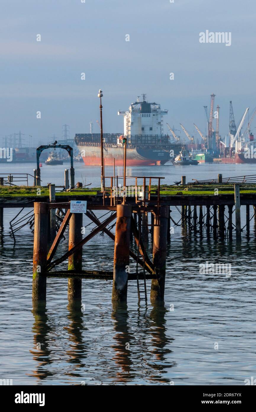 porto di southampton ormeggia con vecchio molo di legno marcio o. nave di contenitori e contenitori sul carico di ormeggio Foto Stock