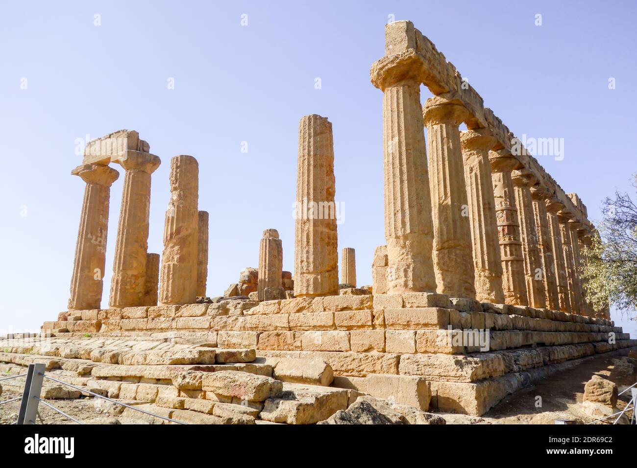 SICILIA, ITALIA - OTT 14 2019: Tempio di Giunone, conosciuto anche come Tempio di Giunone, fu costruito intorno al V secolo a.C. nell'antica città greca romana di AKR Foto Stock