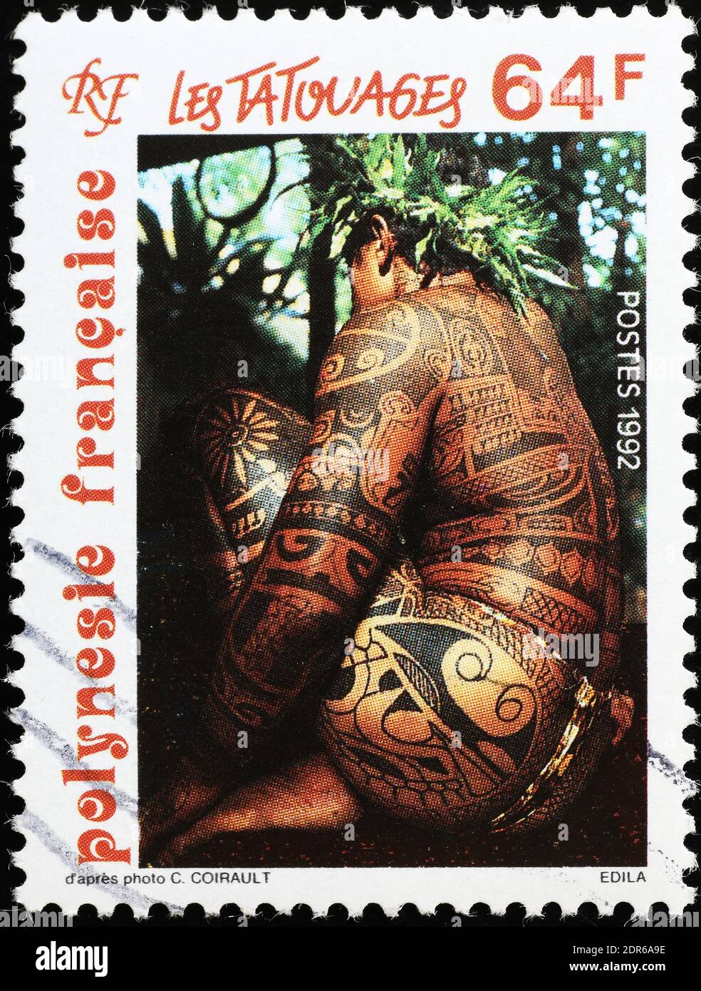 Uomo polinesiano completamente tatuato sul francobollo Foto Stock