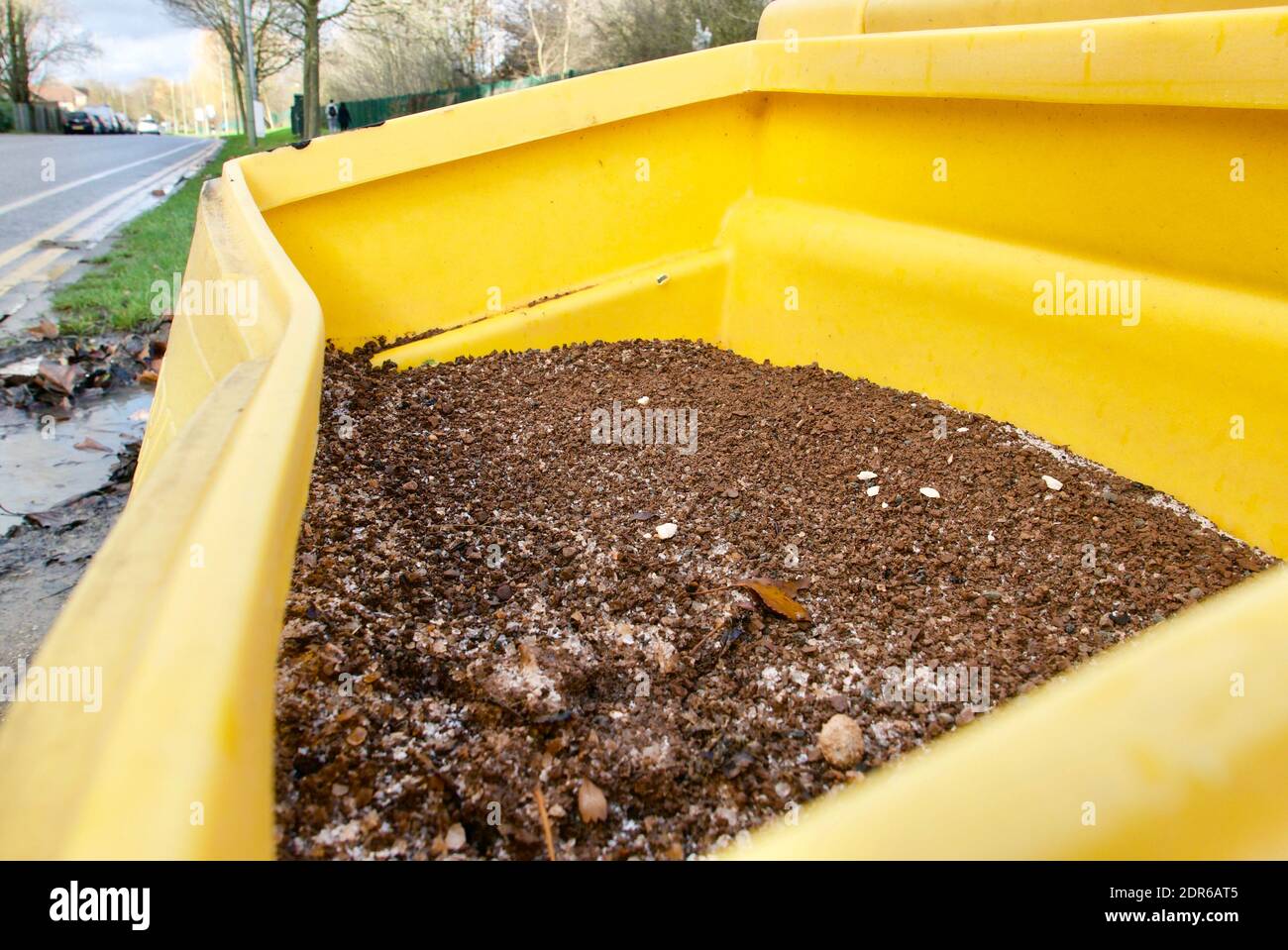 Contenitore di sale con grana gialla lato della strada. L'Inghilterra spesso lotta per far fronte a scatti freddi e strade ghiacciate a causa della carenza di sale. Foto Stock