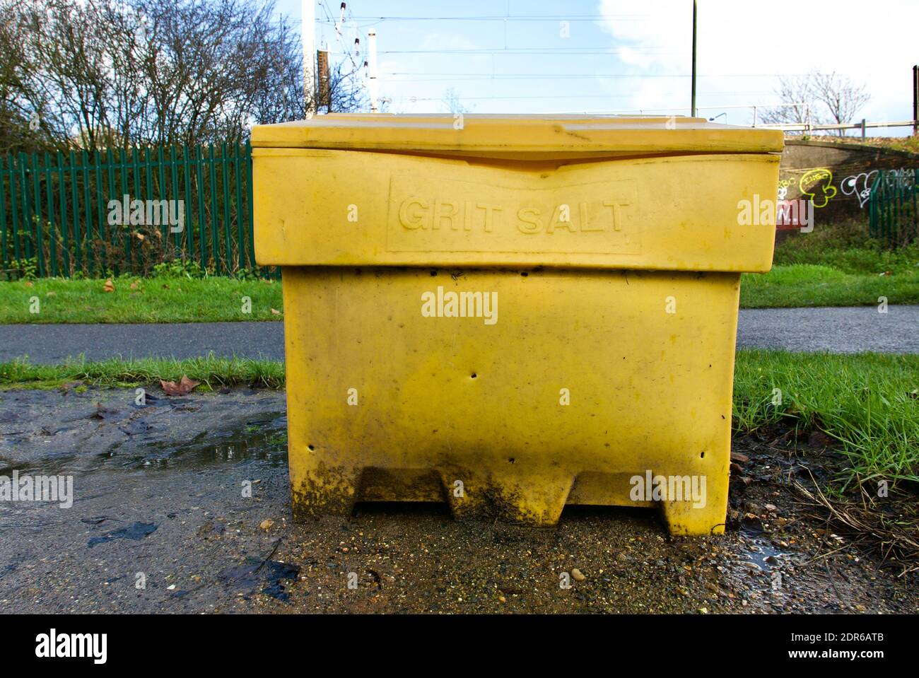 Contenitore di sale con grana gialla lato della strada. L'Inghilterra spesso lotta per far fronte a scatti freddi e strade ghiacciate a causa della carenza di sale. Foto Stock