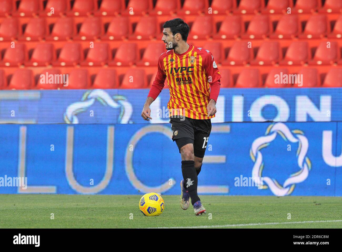 Benevento, Italia. 20 dicembre 2020. Alessandro Tuia giocatore di Benevento, durante la partita della serie A tra Benevento e Genova, risultato finale 2-0, partita disputata allo stadio del Ciro Vigorito di Benevento. Italia, 20 dicembre 2020. (Foto di Vincenzo Izzo/Sipa USA) Credit: Sipa USA/Alamy Live News Foto Stock