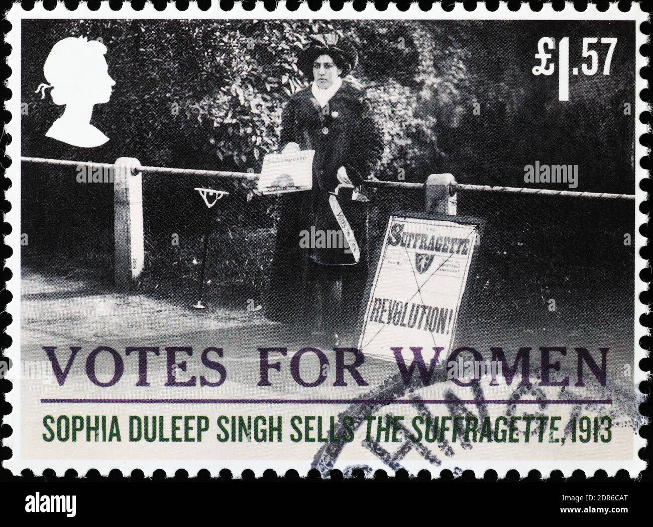 Suffragette che vende giornali nel 1908 su francobollo britannico Foto Stock