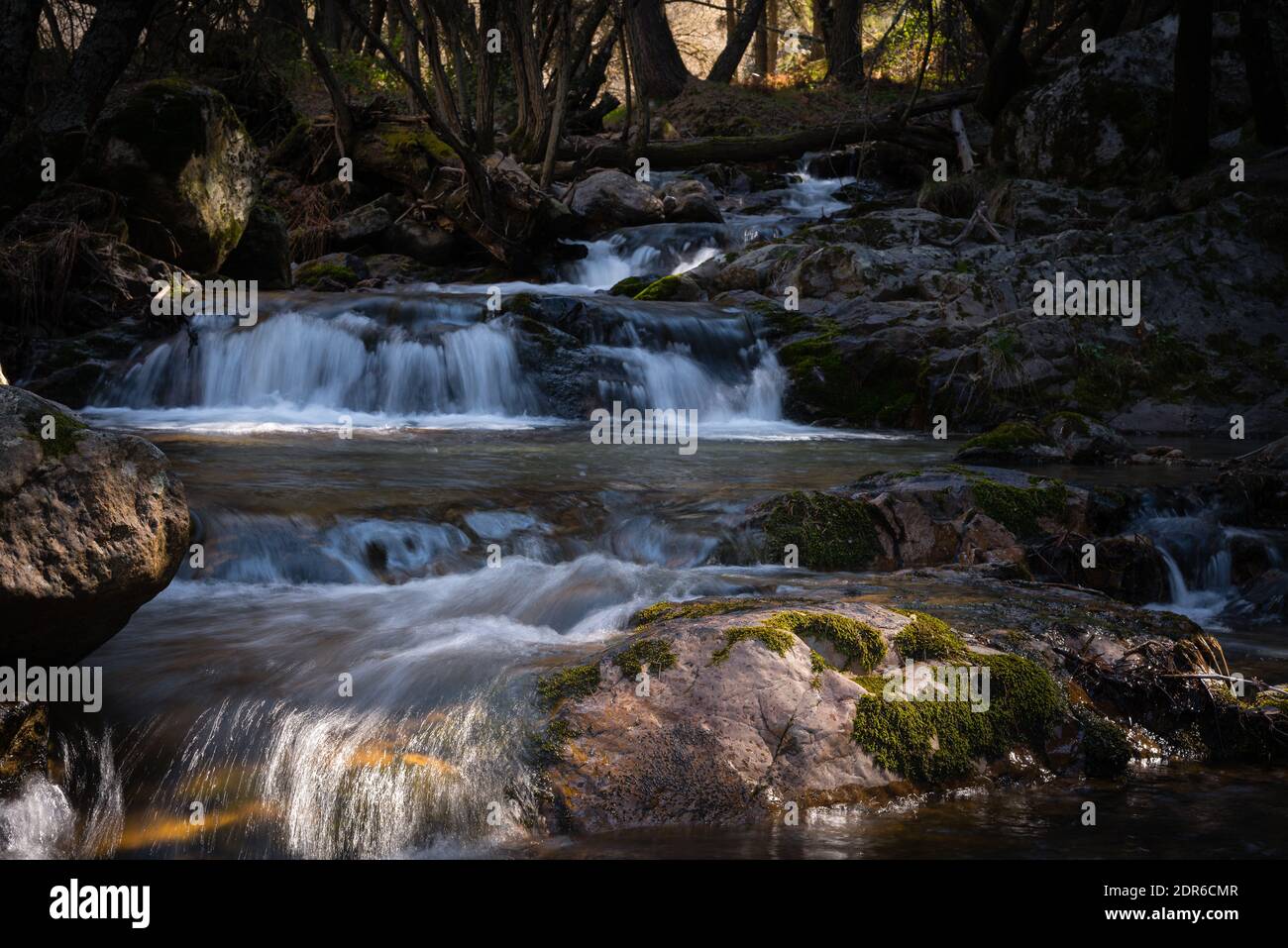 L'acqua fluiva tra le rocce e forma piccole cascate, Rascafría, Madrid, Spagna Foto Stock