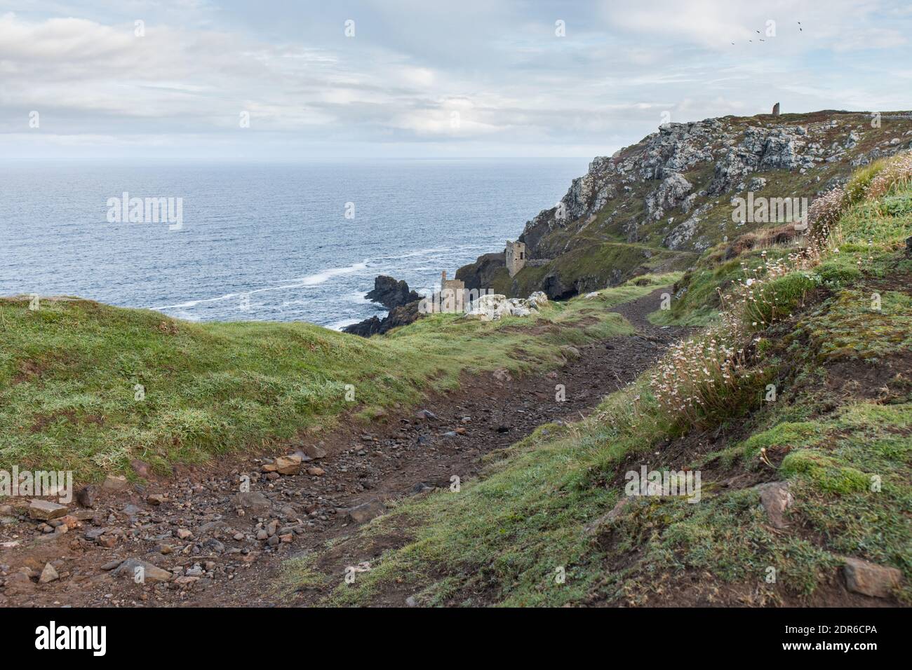 Sentiero della costa sud-occidentale che passa accanto alle miniere di Botallack e alla corona casa motore con scogliere a strapiombo su Oceano Atlantico Foto Stock