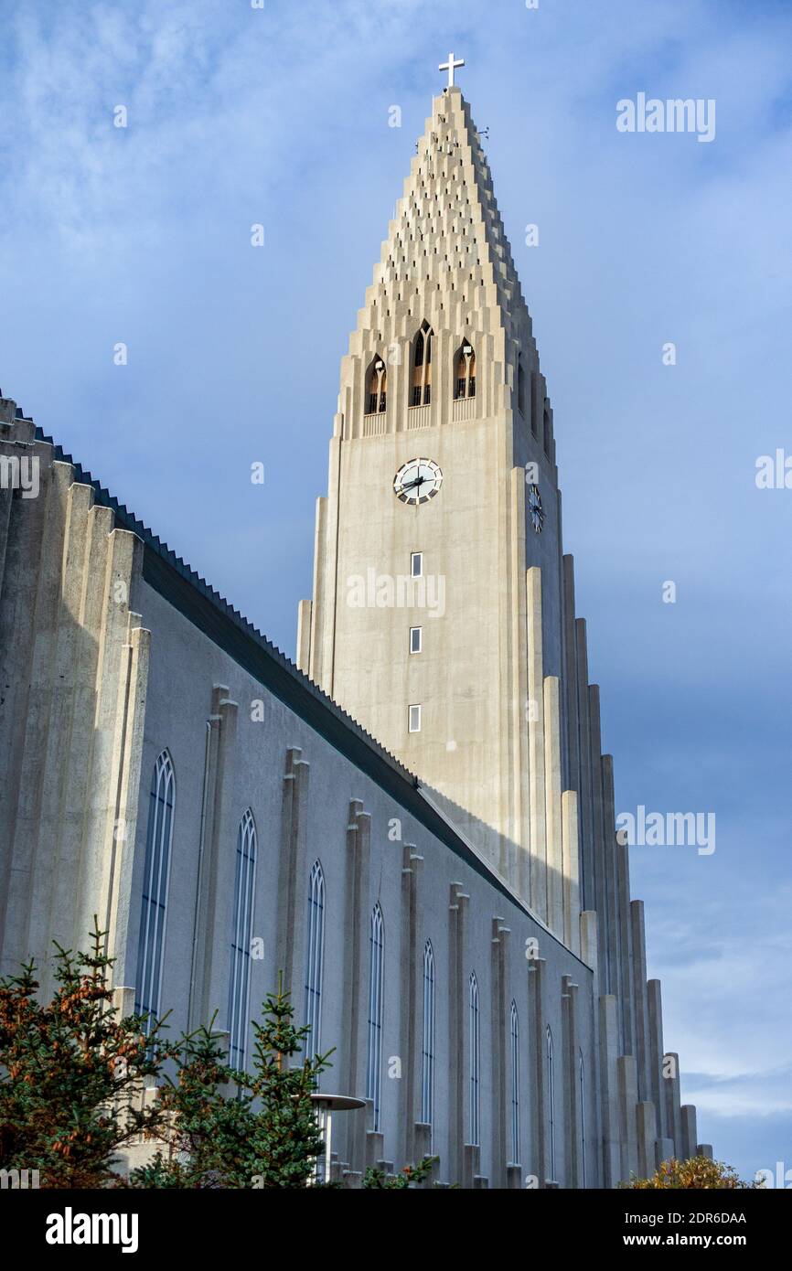 Vista da dietro la Chiesa luterana di Hallgrimur a Reykjavik Islanda l'edificio più alto dell'Islanda un punto di riferimento a Reykjavik Foto Stock