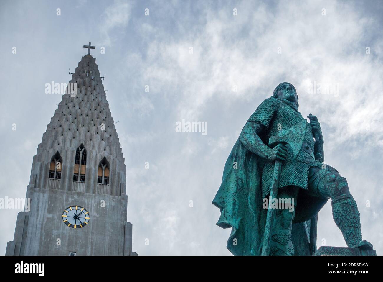Statua di Leif Erikson davanti alla Chiesa luterana Di Hallgrimur a Reykjavik Islanda l'edificio più alto in Islanda Un punto di riferimento a Reykjavik Foto Stock