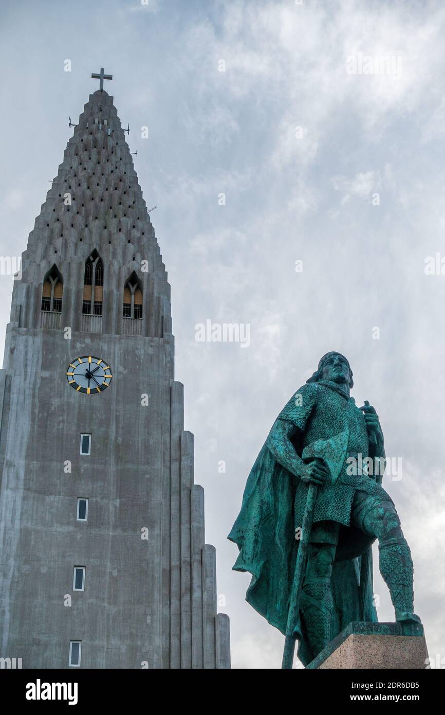 Statua di Leif Erikson davanti alla Chiesa luterana Di Hallgrimur a Reykjavik Islanda l'edificio più alto in Islanda Un punto di riferimento a Reykjavik Foto Stock