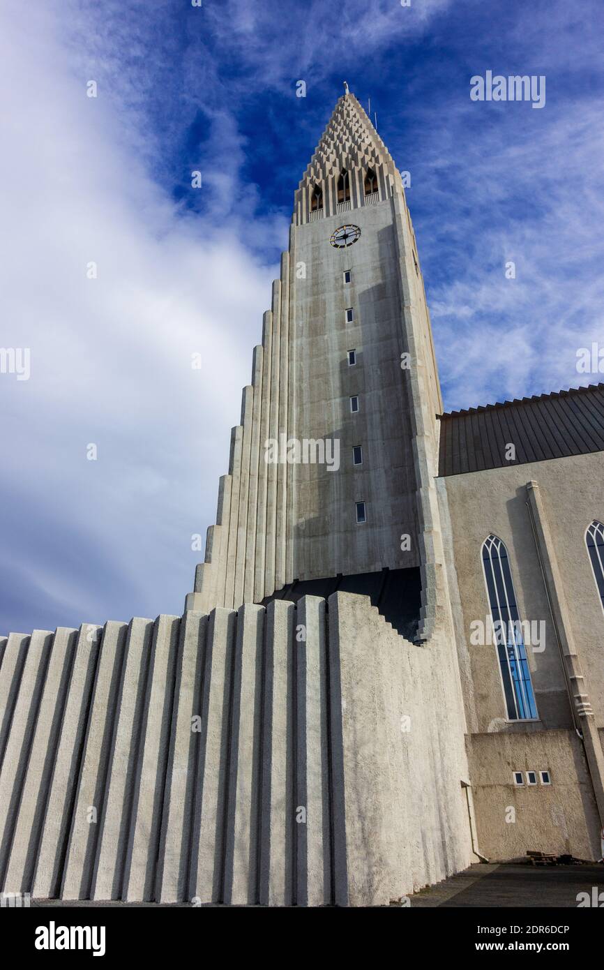 La Torre della Chiesa luterana di Hallgrimur a Reykjavik Islanda l'edificio più alto dell'Islanda un punto di riferimento a Reykjavik Foto Stock