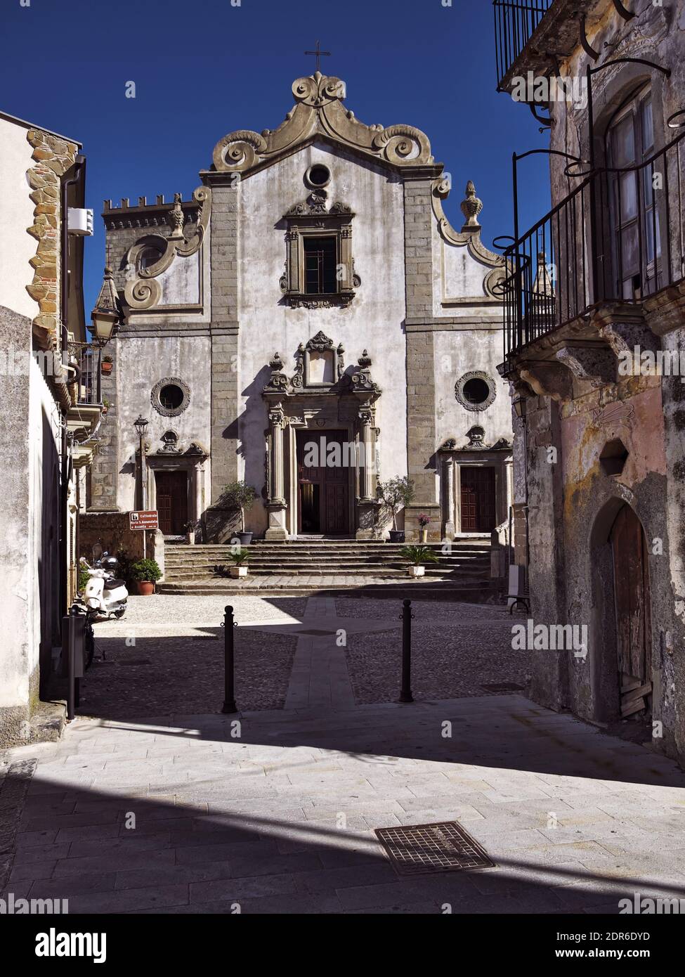 Nel centro storico di forza D'agro la Chiesa Madre, di religione e cultura siciliana Foto Stock
