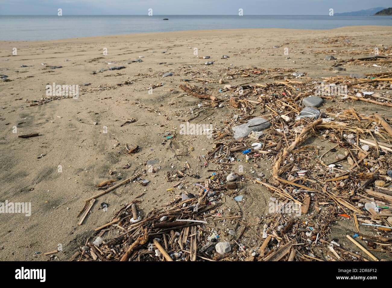 Micro rifiuti plastici scarico sulla costa oceanica mare, ecosistema inquinato dopo una tempesta Foto Stock