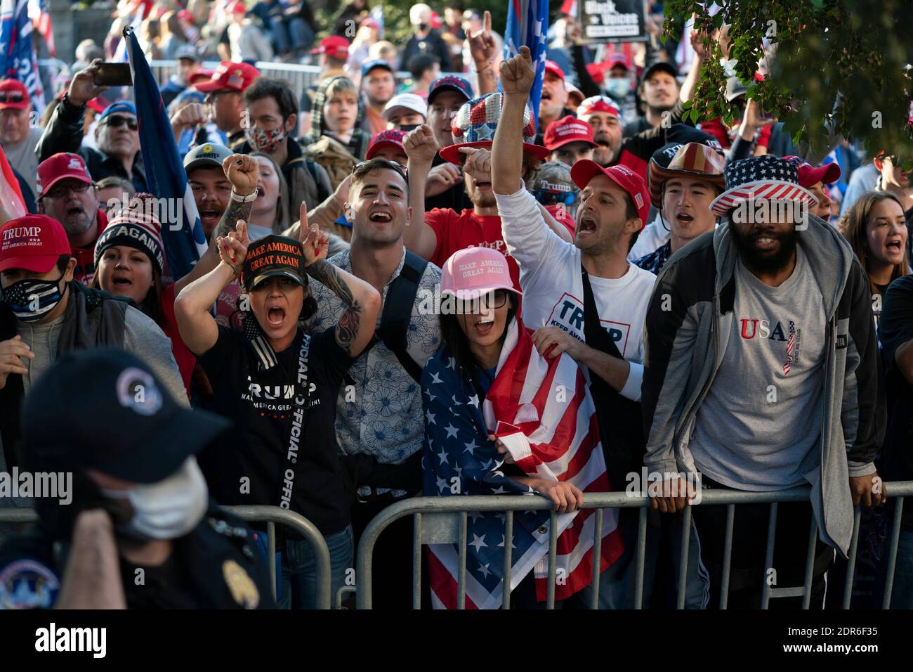 Washington, Distretto di Columbia, Stati Uniti. 14 novembre 2020. I dimostranti si riuniscono durante la 'MYLION MAGA March' al Freedom Plaza di Washington, DC, Stati Uniti, sabato 14 novembre 2020. Il rally arriva una settimana dopo che le organizzazioni di notizie hanno proiettato Joe Biden come il vincitore delle elezioni del 2020 e il rifiuto del presidente Trumps di riconoscere che ha perso. Credit: Alex Edelman/ZUMA Wire/Alamy Live News Foto Stock