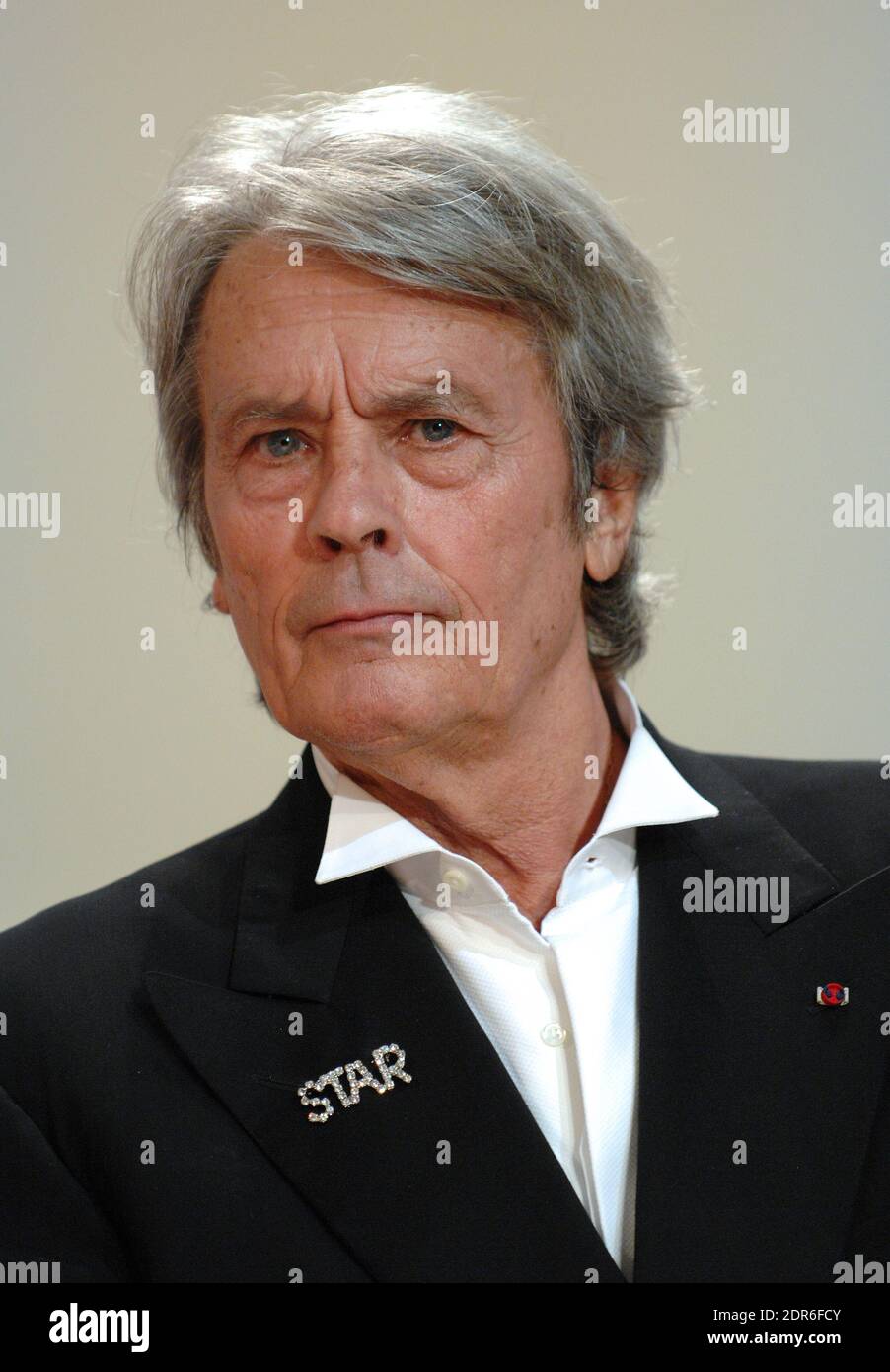 File photo : 'l'attore francese Alain Delon terrà un discorso durante la cerimonia di chiusura della 60a edizione del Festival del Cinema di Cannes al Festival Palace di Cannes, Francia meridionale, il 27 maggio 2007. Un film rumeno straziante ha vinto il primo premio di Cannes alla fine del 27 maggio, mentre il festival cinematografico più grande del mondo ha portato la tenda giù in una corsa di 12 giorni notevole per la sua lucentezza stellare -- e l'oscurità della morte ossessionata dei suoi film. ''4 mesi, 3 settimane e 2 giorni'' ha messo da parte altri 21 film per strappare il trofeo d'oro in una scintillante cerimonia che segna la fine della 60a edizione del festival. Canc Foto Stock