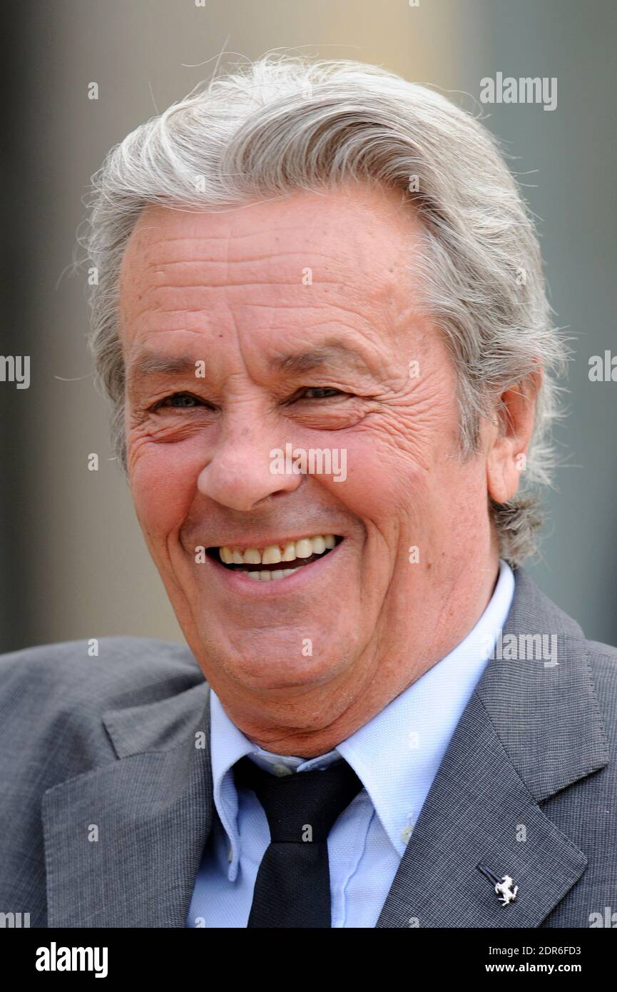 File photo l attore francese Alain Delon si pone nel cortile del Palazzo Elysee a Parigi in Francia il 3 luglio 2008 prima di partecipare ad una cerimonia di premiazione del designer