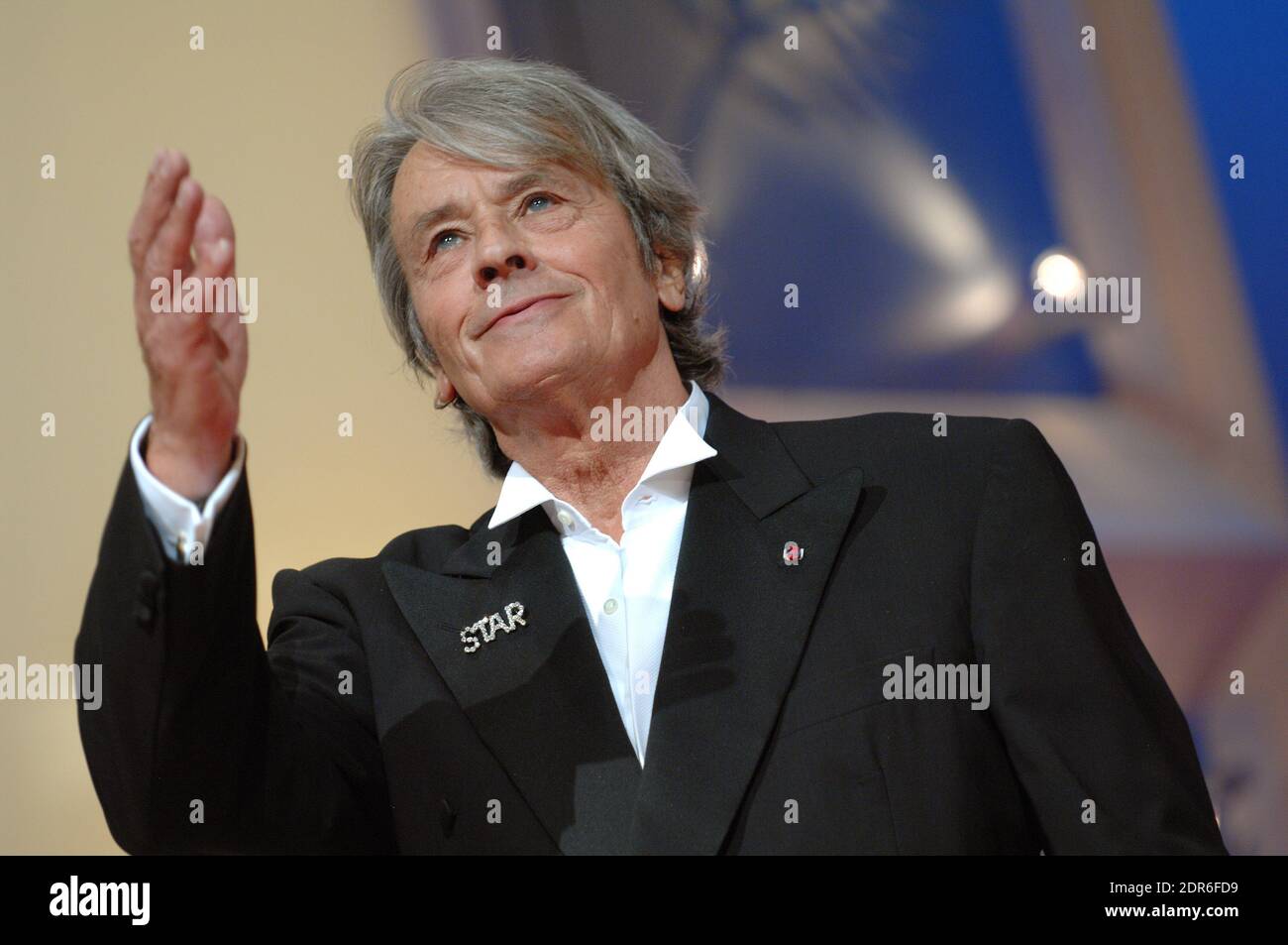 File photo : 'l'attore francese Alain Delon cammina sul palco per tenere un discorso durante la cerimonia di chiusura della 60a edizione del Festival del Cinema di Cannes al Festival Palace di Cannes, Francia meridionale, il 27 maggio 2007. Un film rumeno straziante ha vinto il primo premio di Cannes alla fine del 27 maggio, mentre il festival cinematografico più grande del mondo ha portato la tenda giù in una corsa di 12 giorni notevole per la sua lucentezza stellare -- e l'oscurità della morte ossessionata dei suoi film. ''4 mesi, 3 settimane e 2 giorni'' ha messo da parte altri 21 film per strappare il trofeo d'oro in una scintillante cerimonia che segna la fine dei 60 t del festival Foto Stock