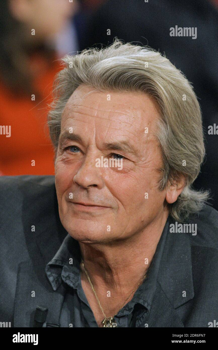 File photo : attore francese Alain Delon durante la registrazione del talk show di Michel Drucker 'Vivement Dimanche' (Special Muriel Robin) allo Studio Gabriel di Parigi, Francia, il 15 dicembre 2004. Lo spettacolo sarà trasmesso su France 2 canale TV prossimo dicembre 19. Delon compie 80 anni l'8 novembre 2015. Foto di Jean-Jacques Datchary/ABACA. Foto Stock