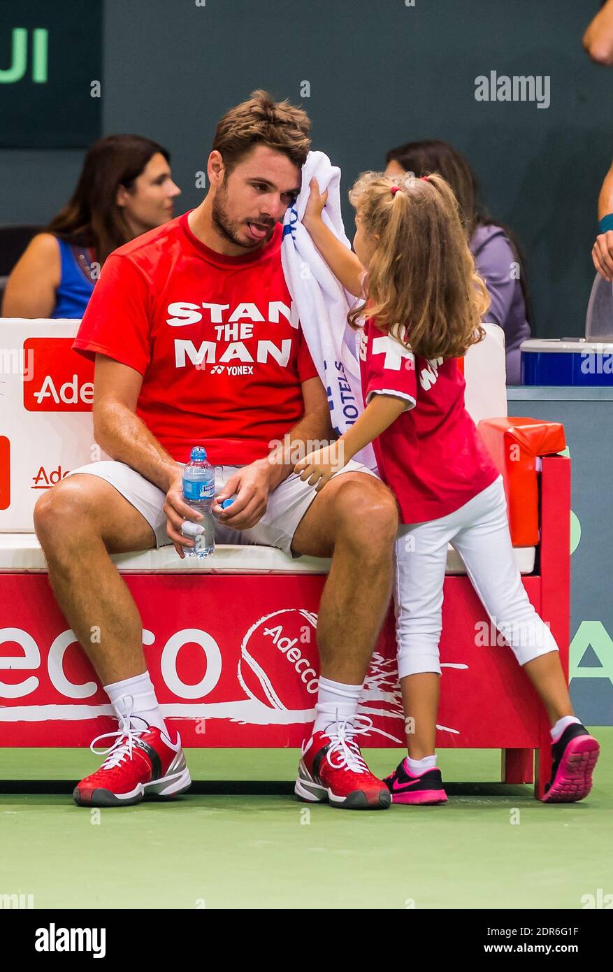 Stanislas ‘Stan’ Wawrinka durante la sua sessione di allenamento con la figlia Alexia Wawrinka prima della partita di tennis tra la Svizzera e i Paesi Bassi a Ginevra, in Svizzera, il 16 settembre 2015. Foto di Loona/ABACAPRESS.COM Foto Stock