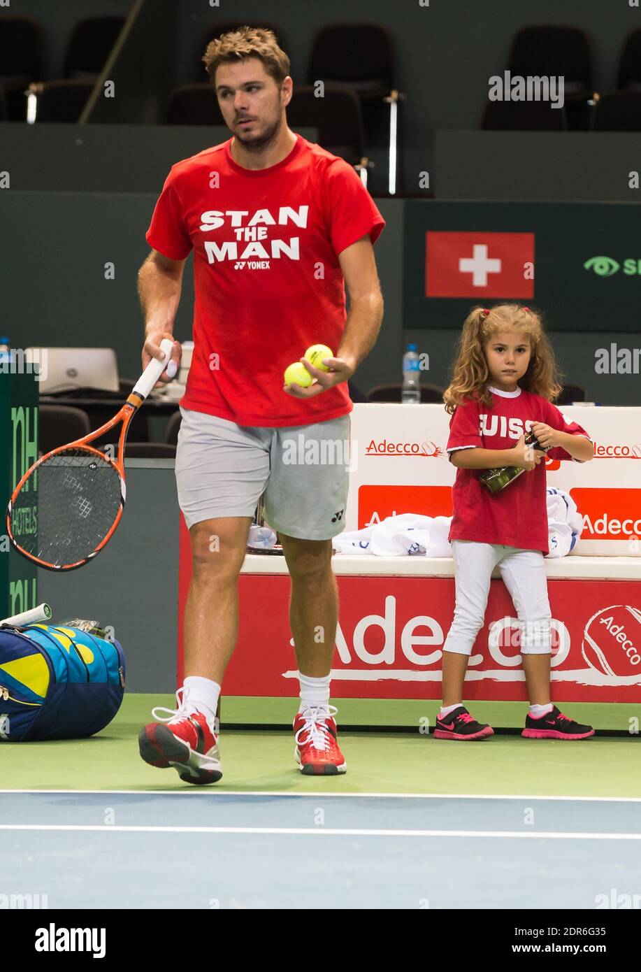 Stanislas ‘Stan’ Wawrinka durante la sua sessione di allenamento con la figlia Alexia Wawrinka prima della partita di tennis tra la Svizzera e i Paesi Bassi a Ginevra, in Svizzera, il 16 settembre 2015. Foto di Loona/ABACAPRESS.COM Foto Stock