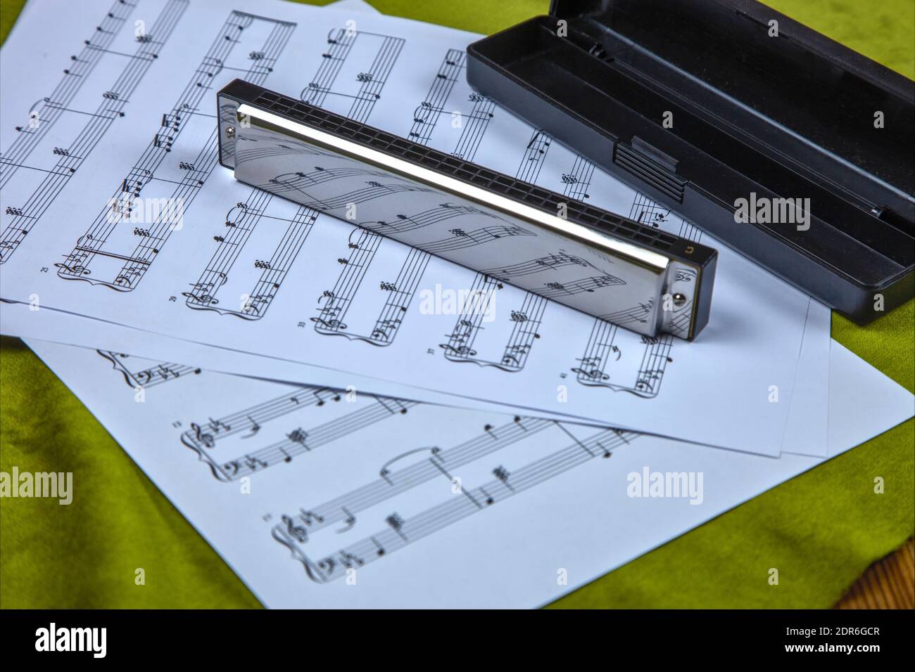 Armonica strumento musicale con note di musica Reflection Foto Stock