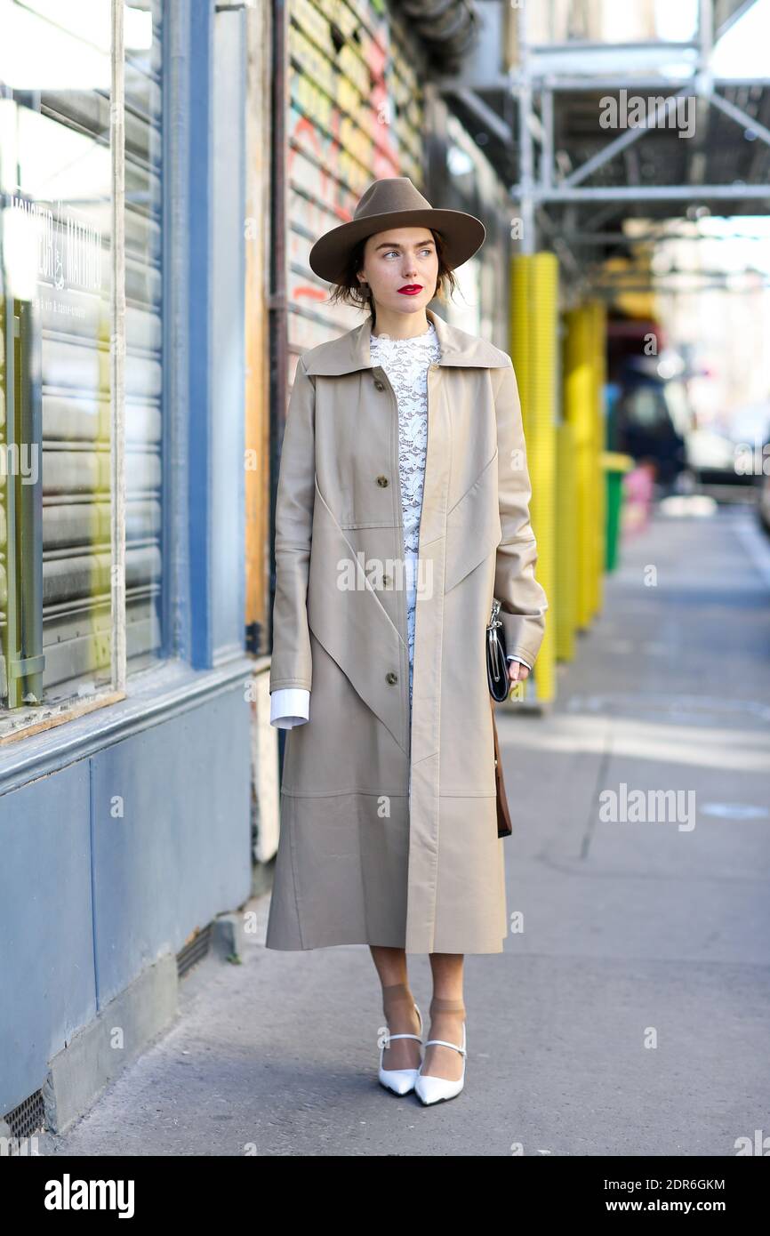 Street Style, in arrivo allo spettacolo Dries Van Noten Primavera Estate 2016 che si tiene in Rue du Chemin Vert, a Parigi, Francia, il 29 settembre 2015. Foto di Marie-Paola Bertrand-Hillion/ABACAPRESS.COM Foto Stock