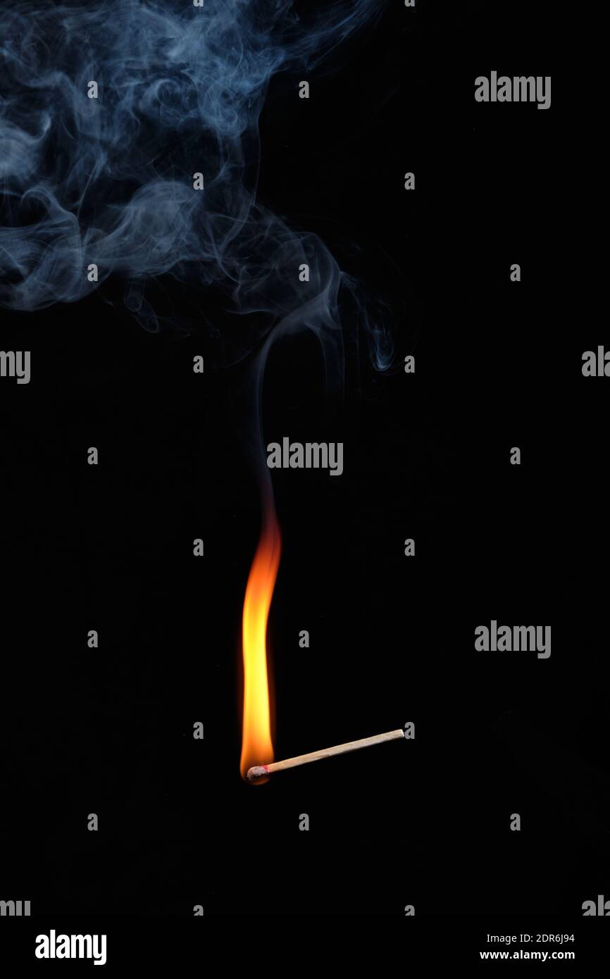 Appena colpito Matchstick che galleggianti weightlessly Foto Stock