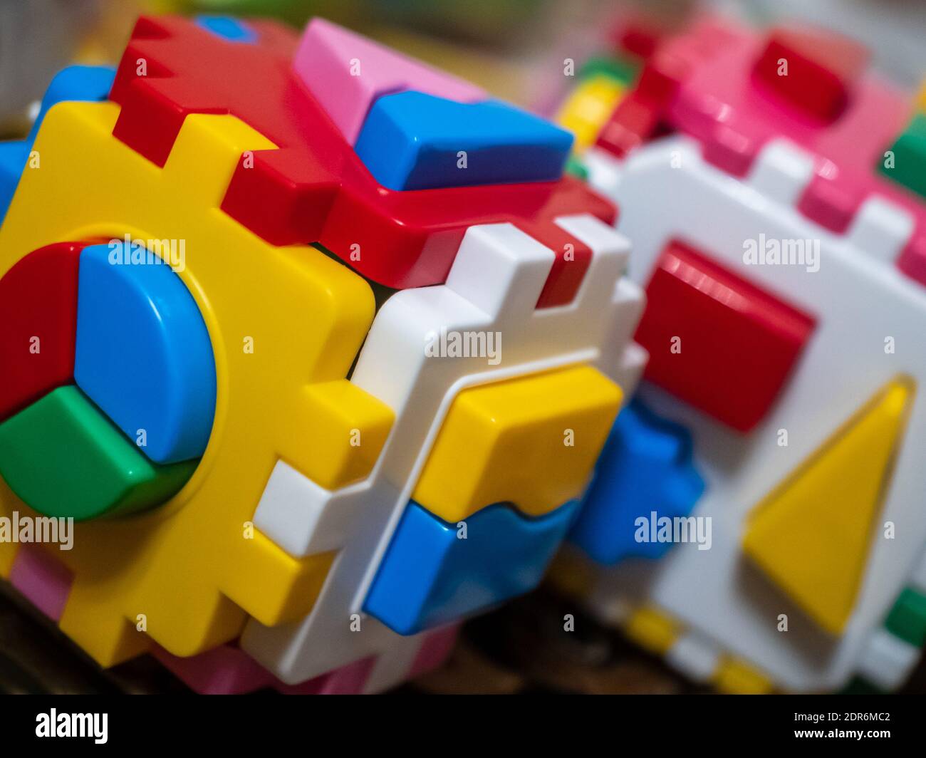 Primo piano delle forme geometriche. Un giocattolo per bambini. Cubo logico. Foto Stock